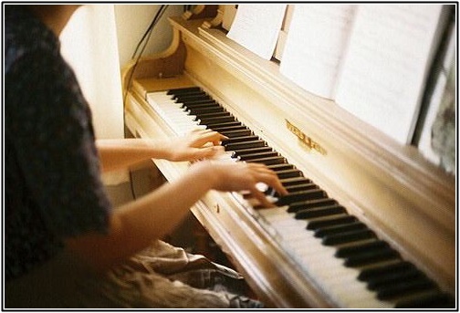 ピアノ演奏する女性の画像