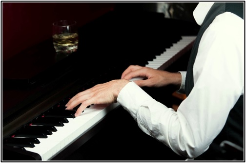 ピアノ演奏する男性の画像